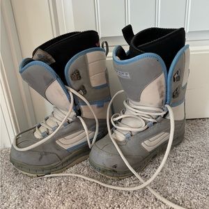 Vans World Traveler Snowboard Boots W8